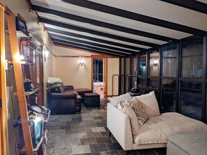 Een televisie, een open haard en boeken