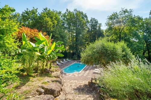 Bed and Breakfast 'Chambre Aubergine' with Shared Pool, Shared Terrace and Wi-Fi