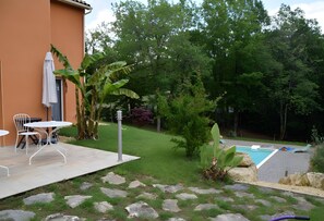 Outdoor dining - Bed and Breakfast 'Chambre Bleue' with Shared Pool, Shared Terrace and Wi-Fi (Saint-André d'Allas)