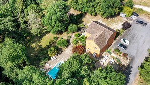 An aerial view of a property with a swimming pool, a yellow building, and a parking area. - Bed and Breakfast 'Chambre Bleue' with Shared Pool, Shared Terrace and Wi-Fi (Saint-André d'Allas)