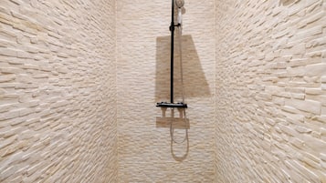 Dusche, Haartrockner, Handtücher