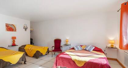 Chambre d’hôtes « La Colline Des Endrevies » avec piscine partagée, terrasse partagée et Wi-Fi