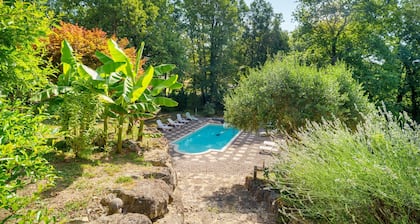 Gästezimmer „La Colline Des Endrevies“ mit Gemeinschaftspool, Gemeinschaftsterrasse und WLAN