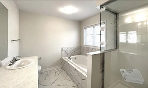 Deluxe House, Multiple Bedrooms, Non Smoking, Garden View | Bathroom | Free toiletries, towels, soap, shampoo - Two Adjacent Homes with 8 Bedrooms (Thorold)