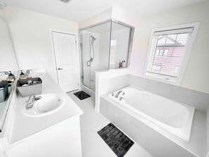 Deluxe House, Multiple Bedrooms, Non Smoking, Garden View | Bathroom