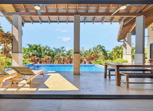 House with pool, Ocean view 400 meters from the beach