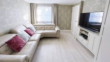 Shared Dormitory, 1 Bedroom, Accessible | Living room | Books