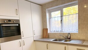 Unclassified image, 5 of 18, button - Room-classy Double Room Salford Detached (Salford)
