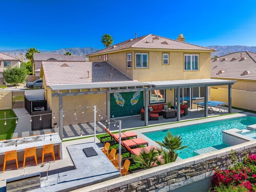 Spacious 6-bedroom Luxury house in Indio 
Minutes from the Casino and Coachella