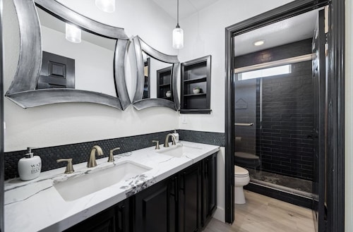 Spacious 6-bedroom Luxury house in Indio 
Minutes from the Casino and Coachella