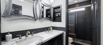 Spacious 6-bedroom Luxury house in Indio
Minutes from the Casino and Coachella