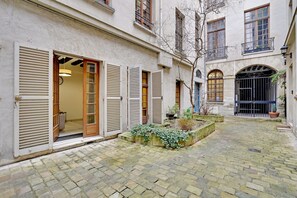 Exterior detail - Temple Marais (Paris)