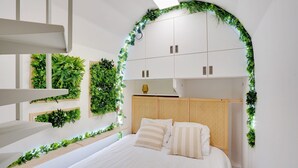 Un dormitorio con cama, cabecero de madera y un mueble de pared.