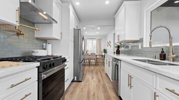 Geladeira, micro-ondas, fogão, cooktop