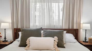 Escritorio, tabla de planchar con plancha, cuna de viaje y wifi gratis