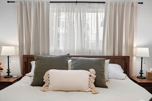 Desk, iron/ironing board, travel crib, free WiFi - NEW! Hot Tub/Pool/Fire Pit/10 Mins to Beach (San Diego)