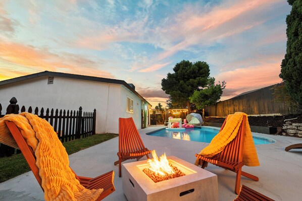 Pool - NEW! Hot Tub/Pool/Fire Pit/10 Mins to Beach (San Diego)