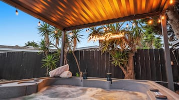 Tina de hidromasaje al aire libre