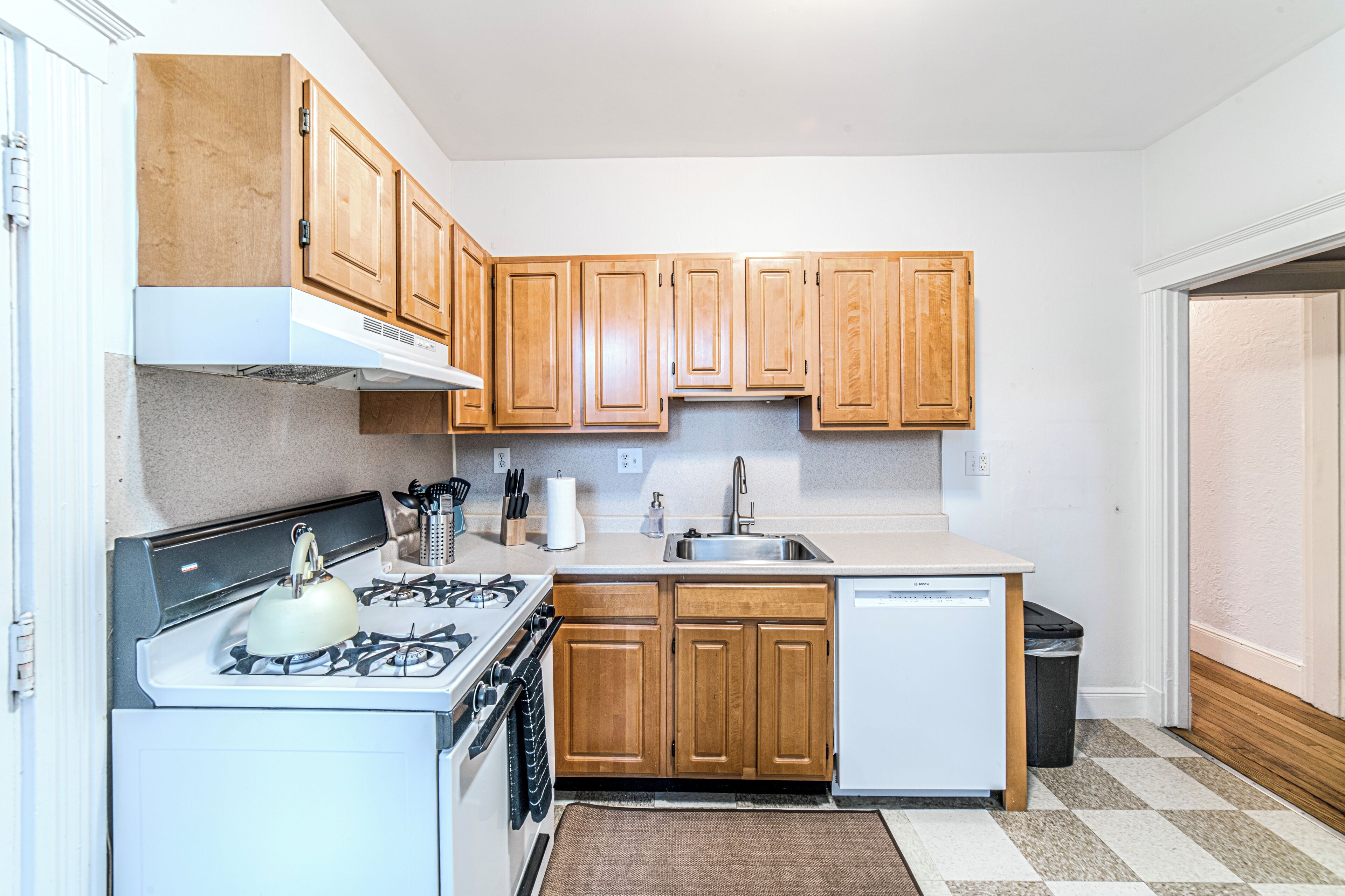 冷蔵庫、電子レンジ、オーブン、コンロ