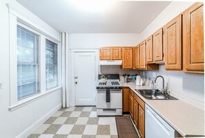 Fridge, microwave, oven, stovetop - ①min>Coolidge: Full Kitchen- 2 (Brookline)
