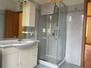 Doccia, bidet, asciugamani