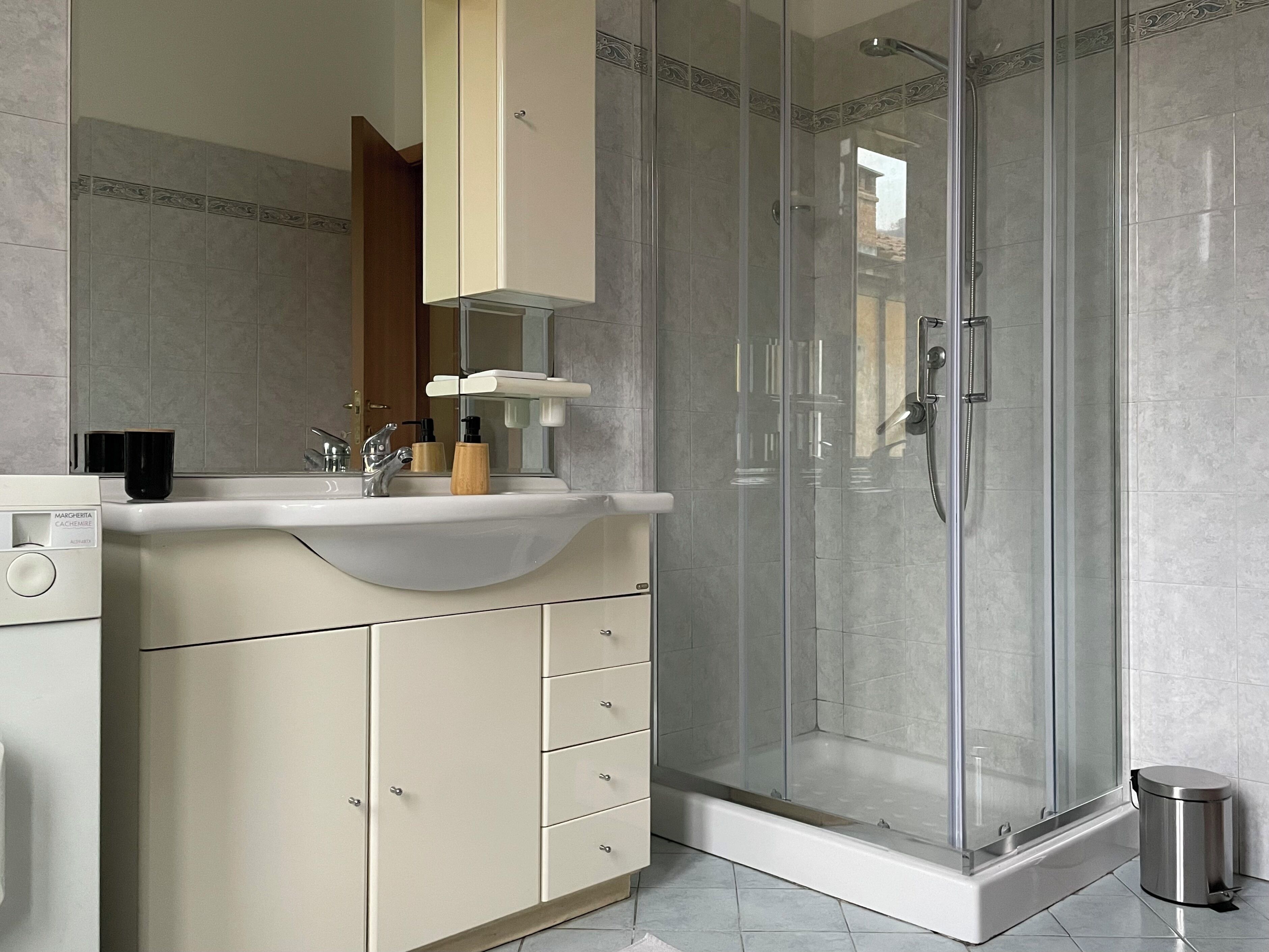 Dusche, Bidet, Handtücher