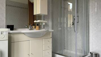 Dusche, Bidet, Handtücher