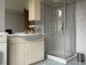 Douche, bidet, serviettes fournies