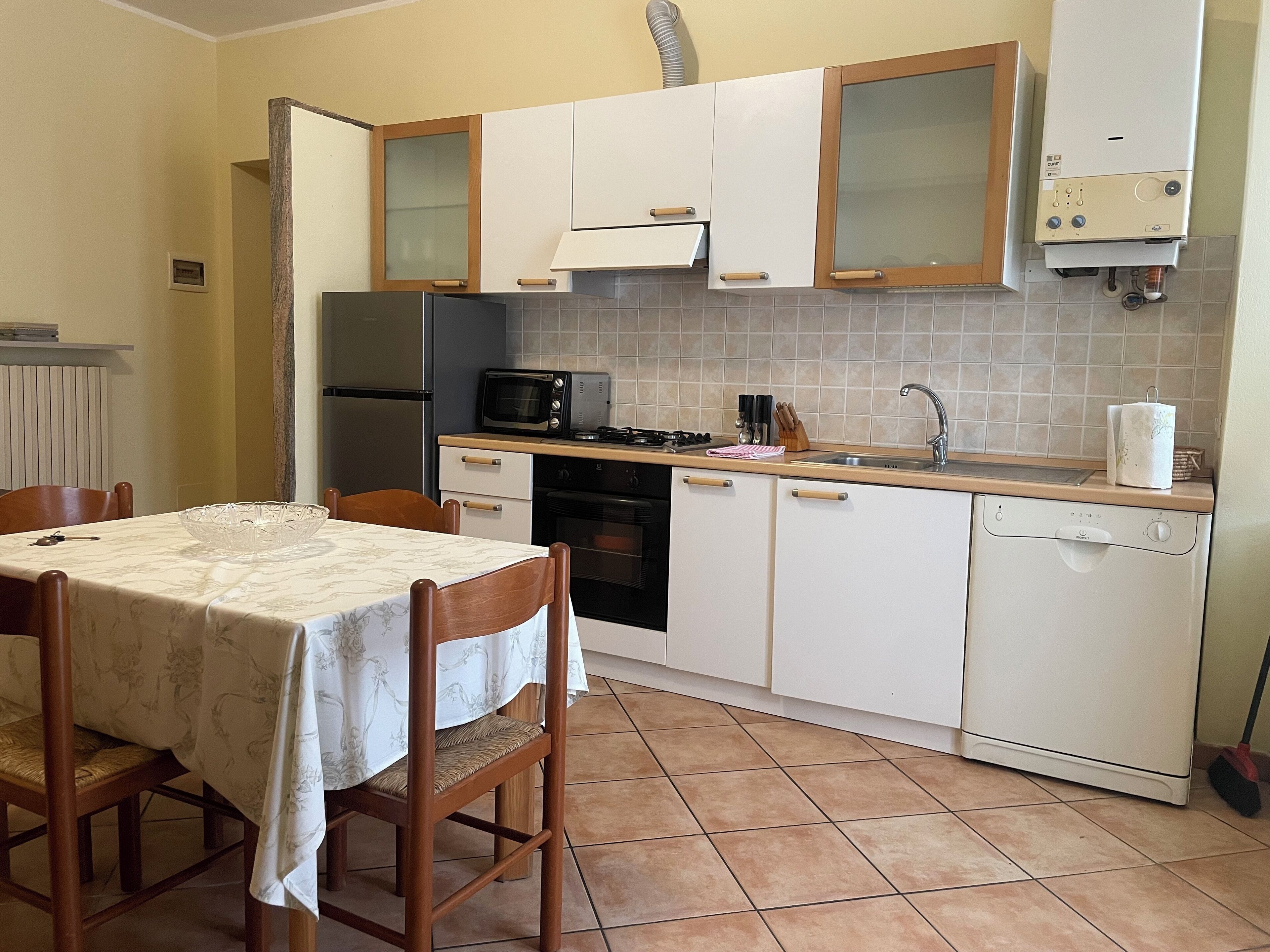 Frigorifero, microonde, forno, piano cottura