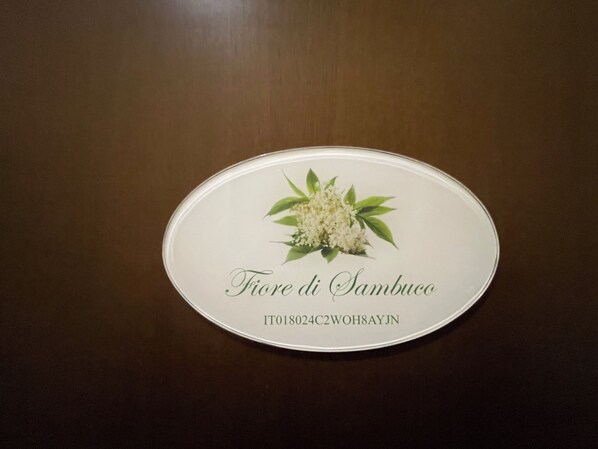 Une étiquette de forme ovale portant le texte « Fiore di Sambuco » et un code-barres.