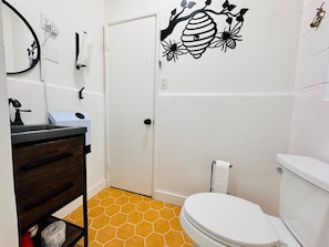 Een douche, een haardroger, handdoeken, zeep