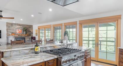 The Overlook - Fire Pit, Views & Room to Gather