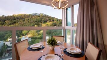 Basic Apartment | Dining