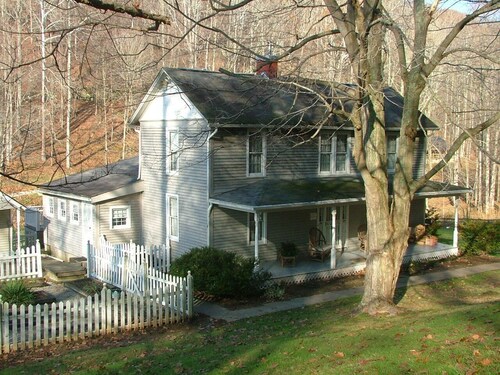 Spacious antiquated 4-bedroom house in Huntington with AC
