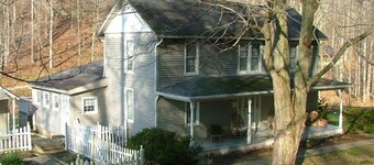 Spacious antiquated 4-bedroom house in Huntington with AC