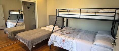 2 chambres, fer et planche à repasser, Wi-Fi, draps fournis