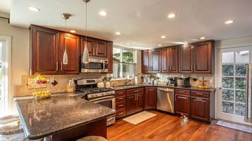 Kylskåp, mikrovågsugn, ugn och spishäll