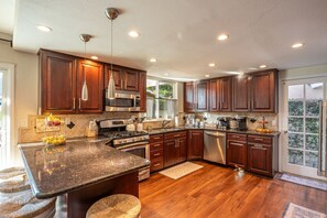 Kylskåp, mikrovågsugn, ugn och spishäll