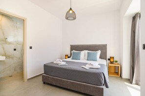 Tabla de planchar con plancha, wifi gratis y ropa de cama 