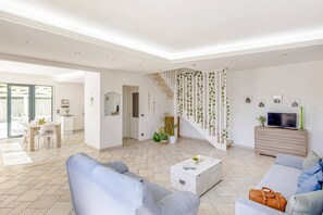 Smart TV, table football - Villa Mare Sud by Villa Plus (Santa Maria del Focallo)