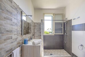 Hair dryer, towels - Villa Mare Sud by Villa Plus (Santa Maria del Focallo)