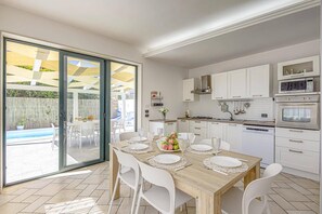 Microwave, dishwasher - Villa Mare Sud by Villa Plus (Santa Maria del Focallo)