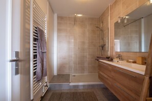Regadera, toallas, papel de baño 