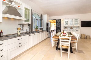 Microwave, dishwasher - Villa Domus Mea by Villa Plus (Ostuni)