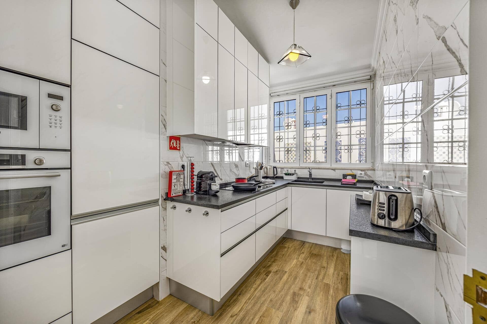 Mikrowelle, Geschirrspüler, Wasserkocher mit Kaffee-/Teezubehör