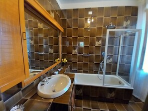 Shower, hair dryer, bidet, towels - La Quiete - apartment in the green in Spoleto, with pets allowed (Spoleto)