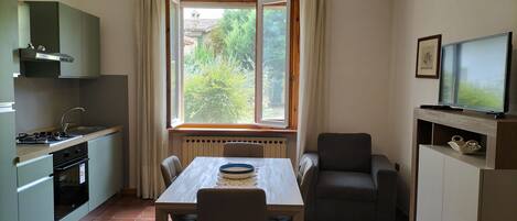 Fridge, oven, stovetop, coffee/tea maker