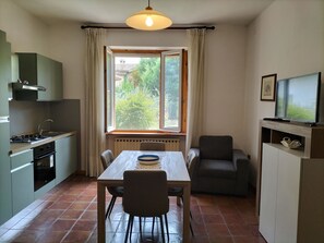 Fridge, oven, stovetop, coffee/tea maker - La Quiete - apartment in the green in Spoleto, with pets allowed (Spoleto)