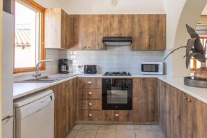 Een magnetron, een vaatwasser, een koffiezetapparaat/waterkoker