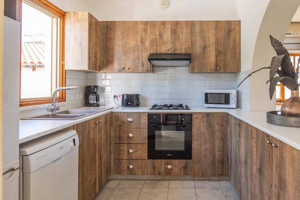 Een microgolfoven, een vaatwasser, een koffiezetapparaat/waterkoker